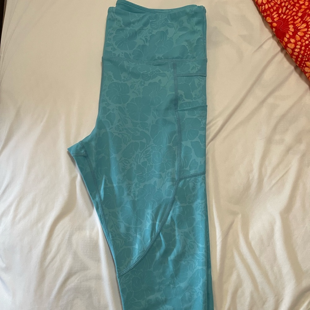 Zyia Active Hibiscus Light N Tight Capris